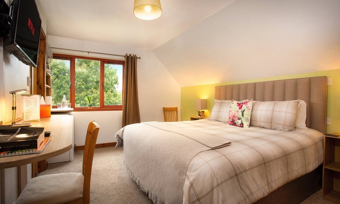 Alness Lit Et Petit-Déjeuner | Large En-suite bedroom with the option of a Super-King or Twin bed.