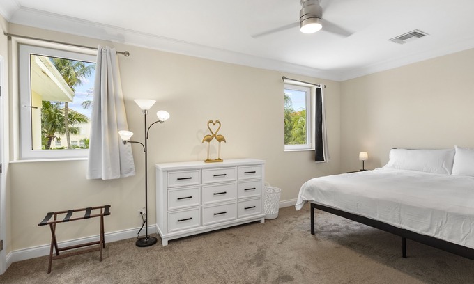 Paradise Island Maison | Large Family Accommodation with Pool and great location. Steps from Atlantis!