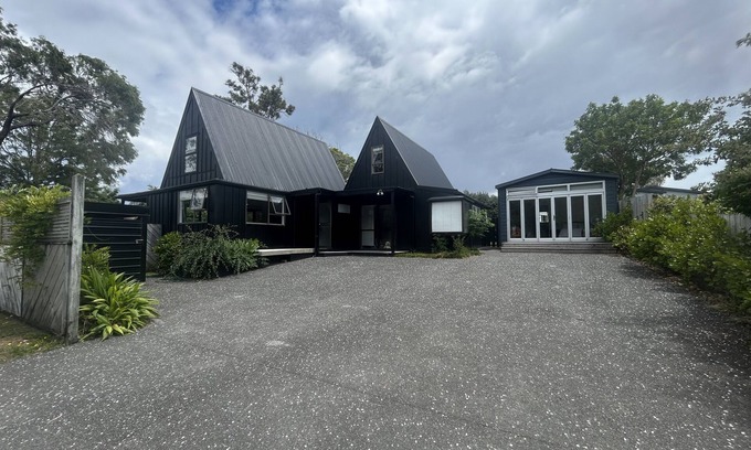 Pauanui Maison | Large Family Bach with Games room and Wifi. Pet friendly!