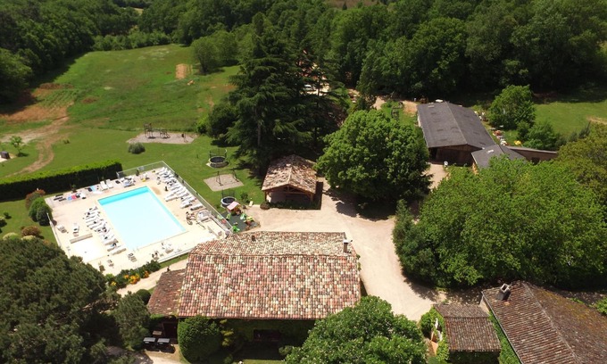 Gavaudun Cottage | Grand gite familial en Village de Vacances **** piscine, spa, tennis, jeux, bar
