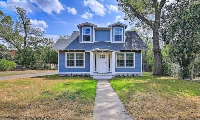Uvalde Maison | Large Family Cottage near Main St Shops! Sleeps 9.