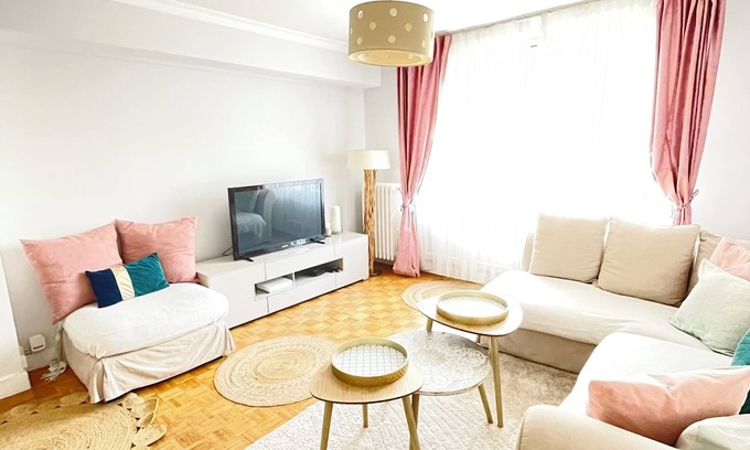 Cachan Appartement | Large family home, close to transport and shops, 7 min Paris, free parking