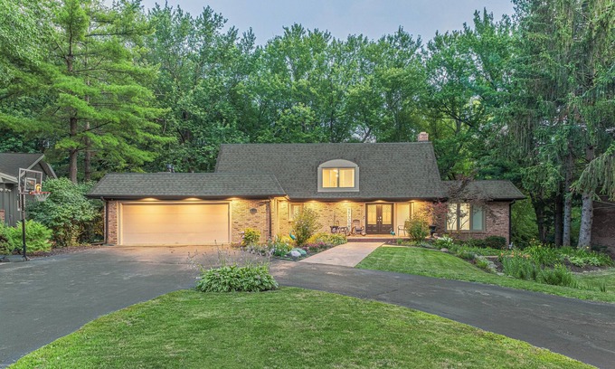 Rockford Maison | large family home, hot-tub, sauna, quiet and safe area, close to everything!