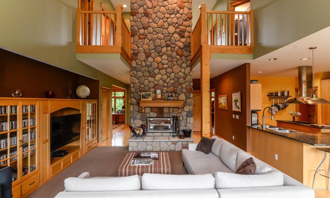 Lakewood Maison | Large family home miles from the Big House