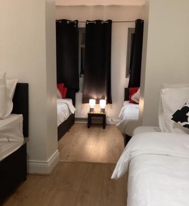 River Maison | Large Family Home, Pet Friendly, 4 Bed 2 Bath House, Sleeps 10, Free Wi-Fi, Free Parking