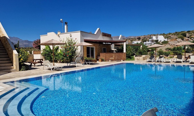 Makry Gialos Villa | Votre maison de vacances crétoise: hébergement de luxe dans un cadre paisible et balnéaire.