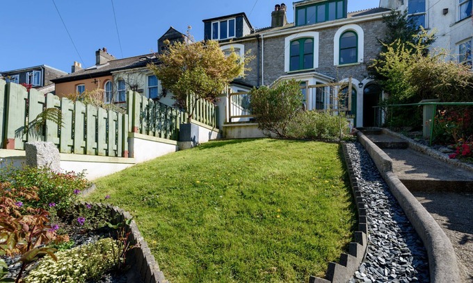 Pelynt Maison | Large family property with parking. Close to Looe town centre.