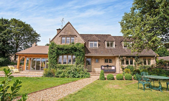 Naunton Maison | Large five bedroom dog friendly holiday accommodation in the Cotswolds - Hillside