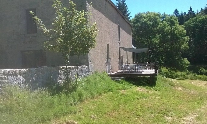 Saint-Denis-en-Margeride Maison | Grande demeure indépendante donnant sur un pré et ruisseau