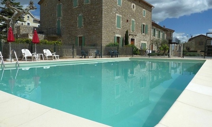 Canaules-et-Argentieres Appartement | Grand appartement dans maison du 19ème siècle - piscine partagée, WiFi & TV sat