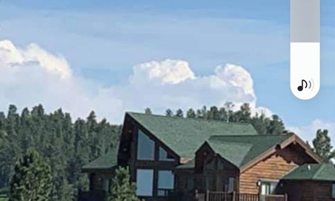 Hulett Maison | Large garage for bikes. Beautiful log home. On golf course.