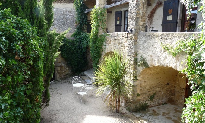 Saint Michel d'Euzet Autre | Grand gîte dans superbe domaine provençal, L'Arbre d'Or, piscine et jardin.
