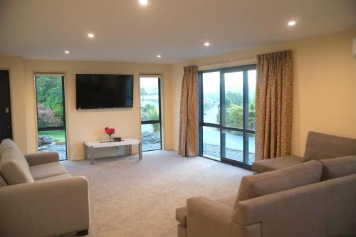 Greymouth Maison | Large Group Greymouth accommodation 2 houses with 7 bedrooms 6 queens 6 single beds 5 bathrooms 5 toilets