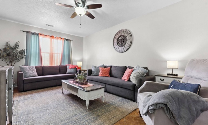 Warner Robins Maison | Large Groups & Pets Welcome Sleeps 12 w/Game Room