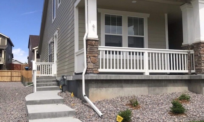 Parker Maison | Large Guest Suite. Private Exterior entrance! Self check in! En-suite W/D