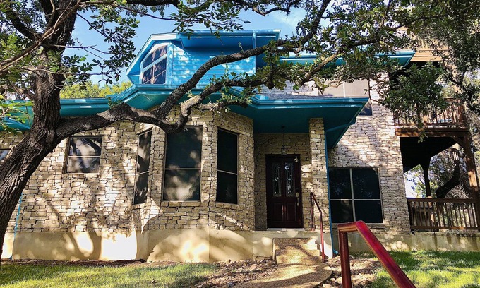 Wetmore Maison | Perfect Vacation Single House 5 min to SixFlags & LaCantera. Large heated POOL!