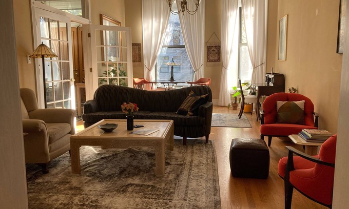 Douglas Maison | Large historic home minutes from downtown Chicago and the lakefront.