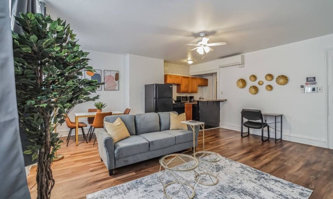 Center City West Appartement | Large Historical 1/1 Center City | Sleeps 4!