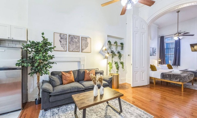 Center City West Appartement | Large Historical Center City 1/1 | Sleeps 4