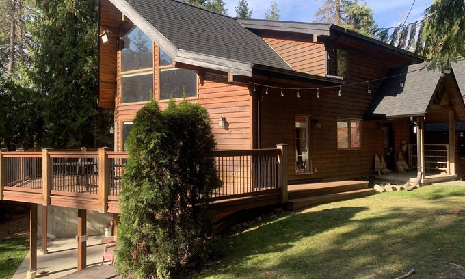 Vernon Maison | Large home near lakes and mountains