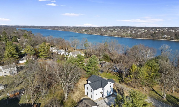 Shawnee Hills Maison | Large home, Peaceful, Gameroom, HotTub, Riverview, Location Location Location!