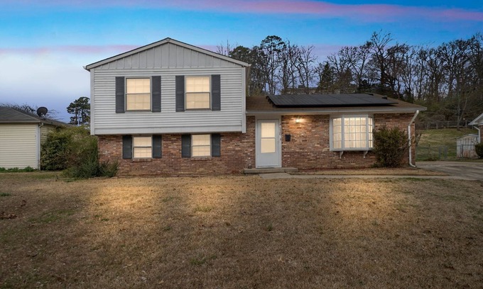 Little Rock Maison | Large Home Sleeps 11 Adults. Great for Contractors