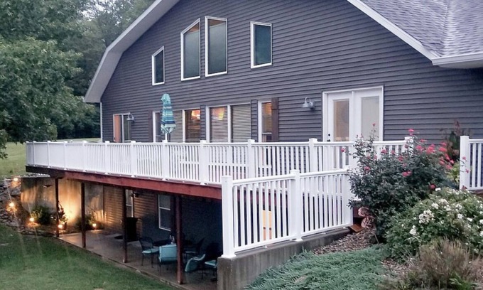 Nauvoo Maison | Large home with 35+ guests : 10 Minutes from Nauvoo