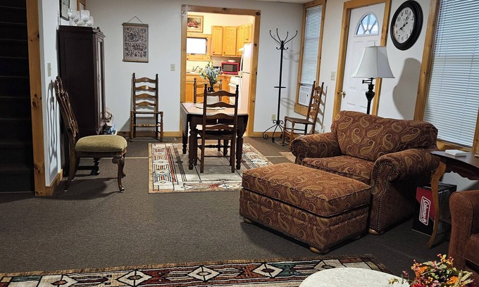 Sidney Center Maison | Large House, 2 Family Units, Sleeps13, 25 min to Oneonta, 50 min to Cooperstown