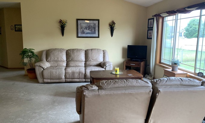 Owatonna Maison | Large house close to grocery stores and schools