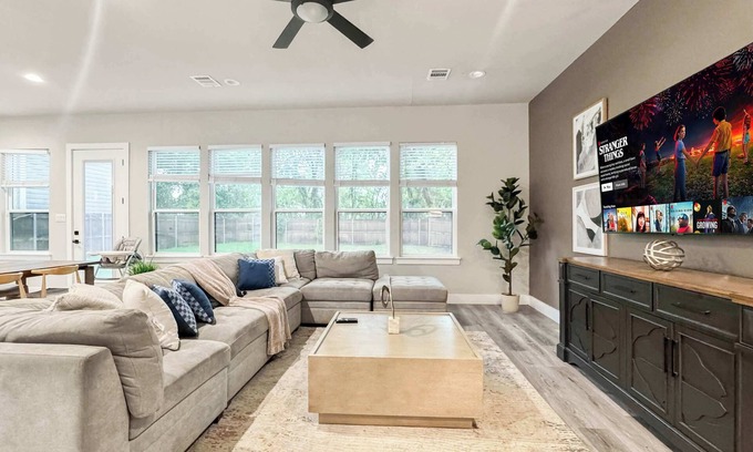 Dallas Maison | Large House | Sleeps 12 Guests | Near City Center