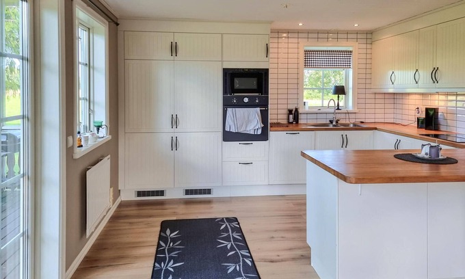 Kallby Maison | Large house surrounded by idyllic pastures, a short distance from Lake Vänern