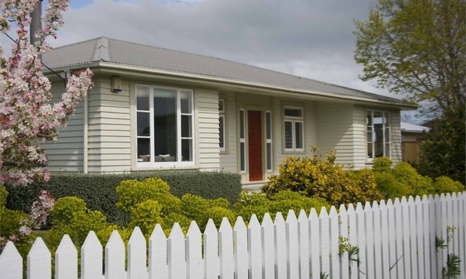 Martinborough Maison | Large house w/ Central Location, 5 minutes walk to several Vineyards.