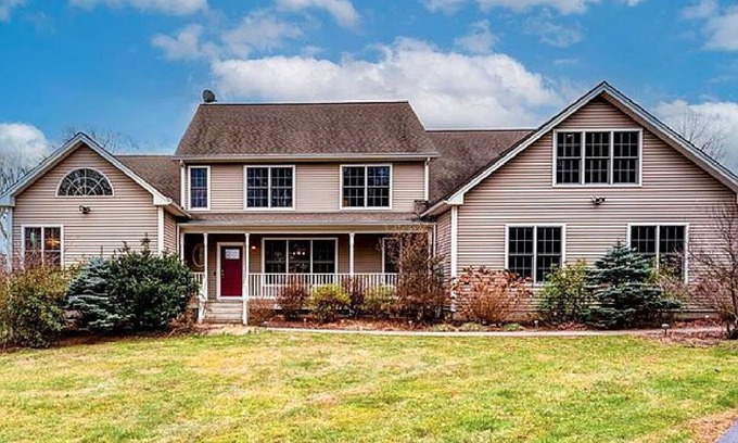 Tolland Maison | Large house with game-room, deck, bbq grill, basketball/volleyball nets.