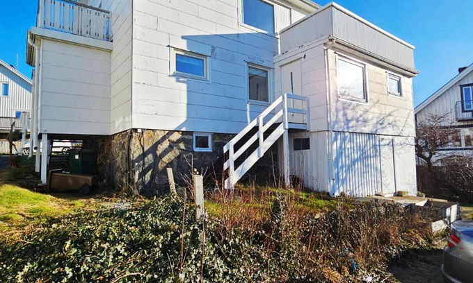 Skaerhamn Maison | Large House with Two Apartments in Central Skärhamn | SE09100