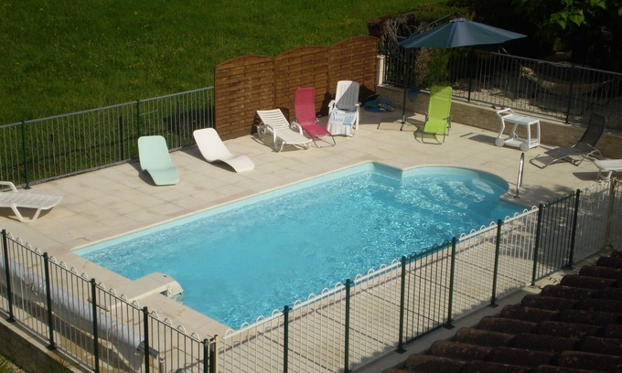 Creysse Villa | Grande Maison indépendante avec accès Handicap. Piscine , Parking ,privé.