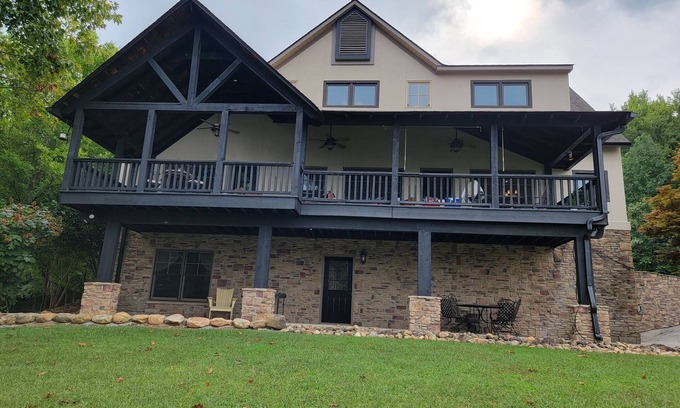 Ten Mile Maison | Large lake property in Ten Mile Tn with amazing views, two boat slips, fire pit