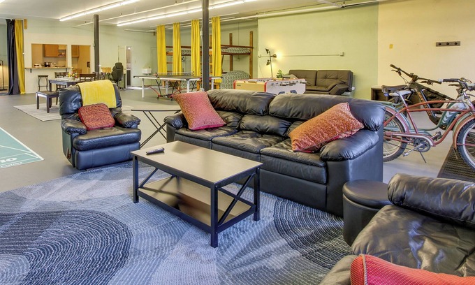 Oakridge Appartement | Large Loft-Style Studio in Uptown Oakridge