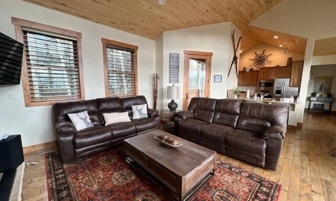Dillon Maison | LARGE LUXURY 4 BR LAKE DILLON HOME WALK TO MARINA!