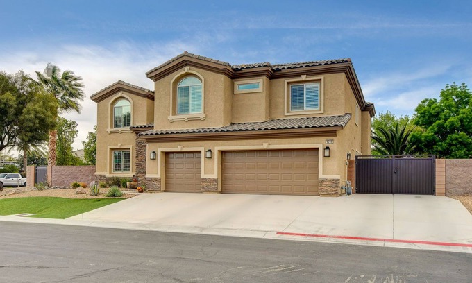 Las Vegas Maison | Large luxury 5 bedroom home w/ resort style backyard.