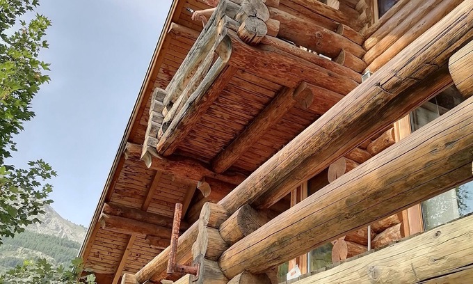 Allos Chalet De Ski | Grand chalet familial en rondins, moderne et cosy, 2 ou 3 familles; 12 couchages