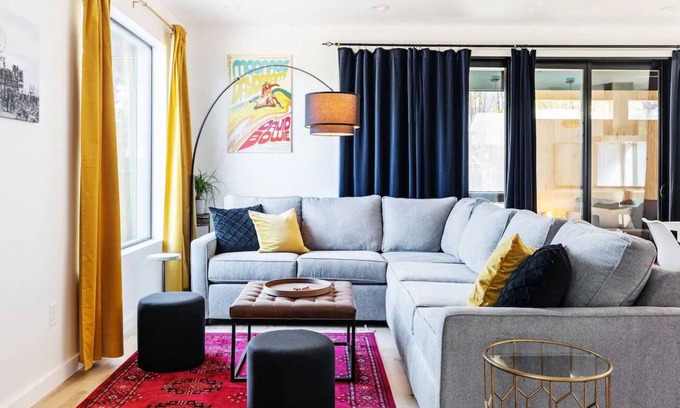 MLK Maison | Large Modern House in Hip EastATX w/ Screen Porch, Private Yrd - 7 min to dwntwn