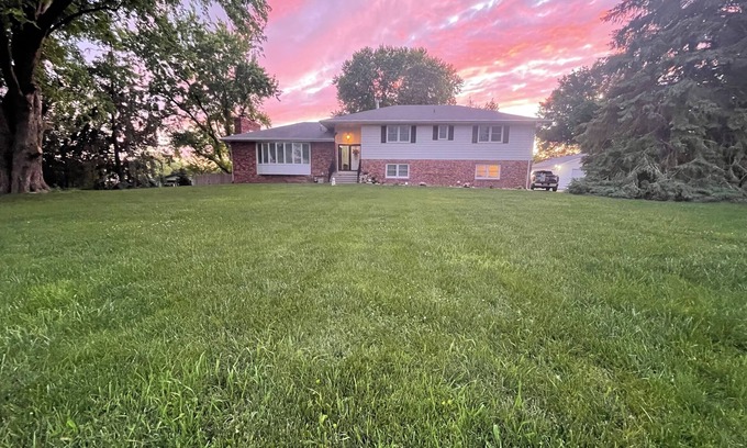 West Omaha Maison | Large, modern, spacious and clean 6-bedroom house in desirable West Omaha.