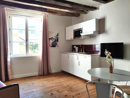 Chinon Appartement | Large new studio, charming and quiet, historical center