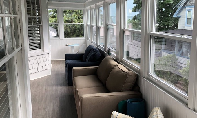 Swampscott Appartement | Large Oceanside Apartment. Walk to the beach and many restaurants. Pet Friendly