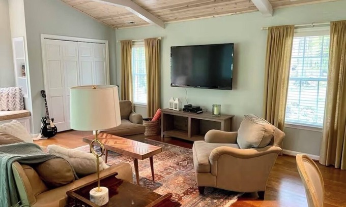 Henryton Appartement | Large Open Suite nestled among the Trees