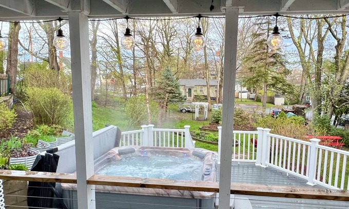 Ocean Park Appartement | Large Outdoor Space with Saltwater Hot Tub, Fire Pit, Gardens, and Deck in OOB!