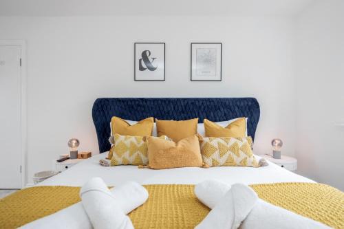 Redbridge Appartement | Large Penthouse by Damask Homes with Parking