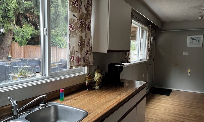 Departure Bay Maison | Large pet friendly 2 bedroom, 5 min walk to beach.