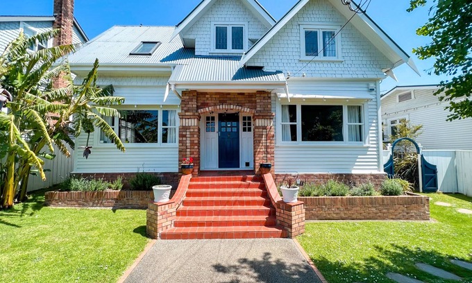 Mount Albert Maison | Large Premier Character Home With Pool - 28 day minimum stay