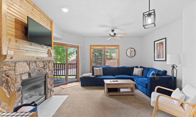 Mountain House Copropriété | Large Private Balcony & Shared Hot Tubs w/ Mountain Views & Outdoor Seating!